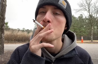 Лечение зависимости от табакокурения в Няндоме Мужчина с сигаретой делает затяжку